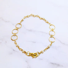 Cargar imagen en el visor de la galería, Pulsera Chapa de Oro Perlas y Círculos