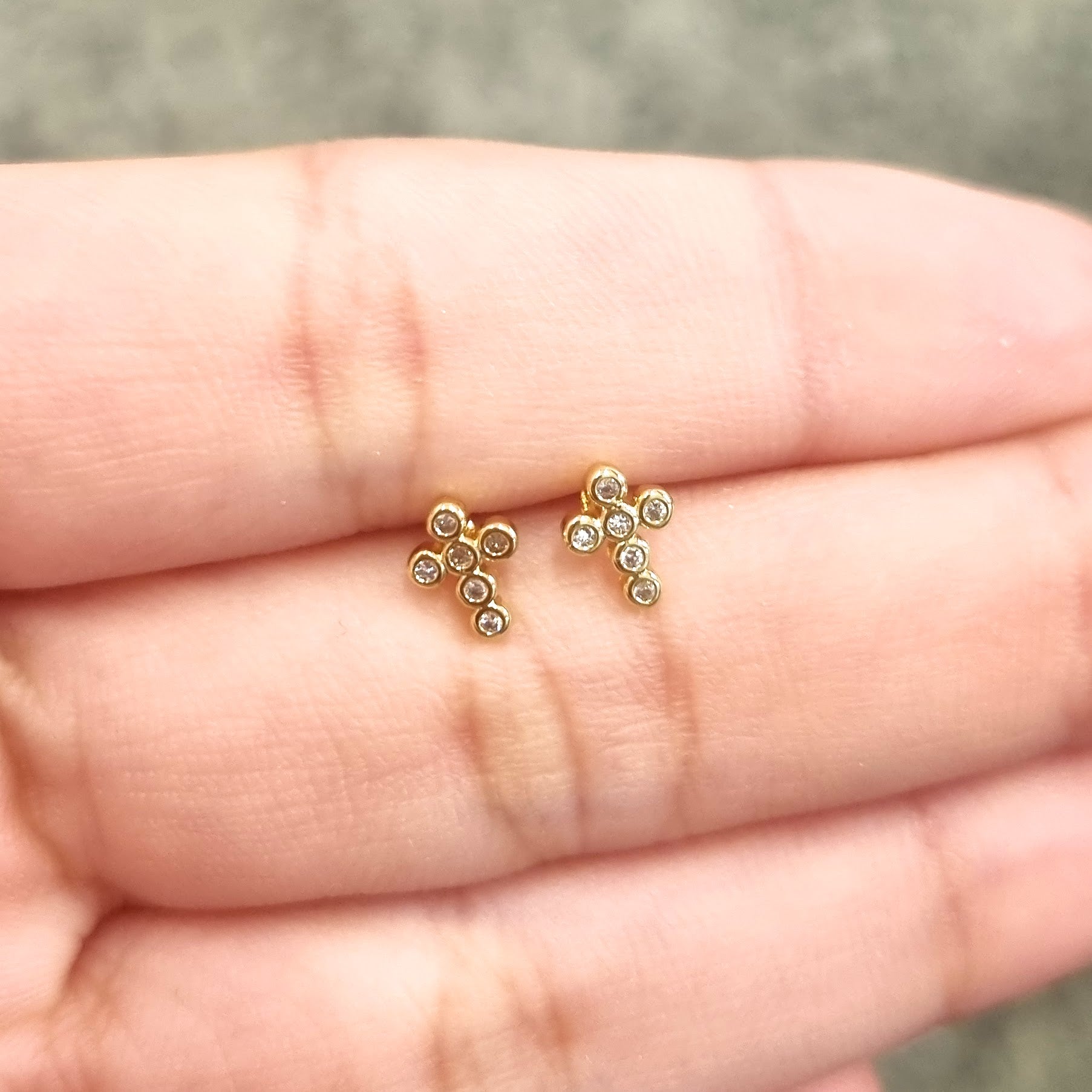 Aretes Chapa de Oro Stud Mini Cruz