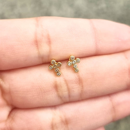 Aretes Chapa de Oro Stud Mini Cruz