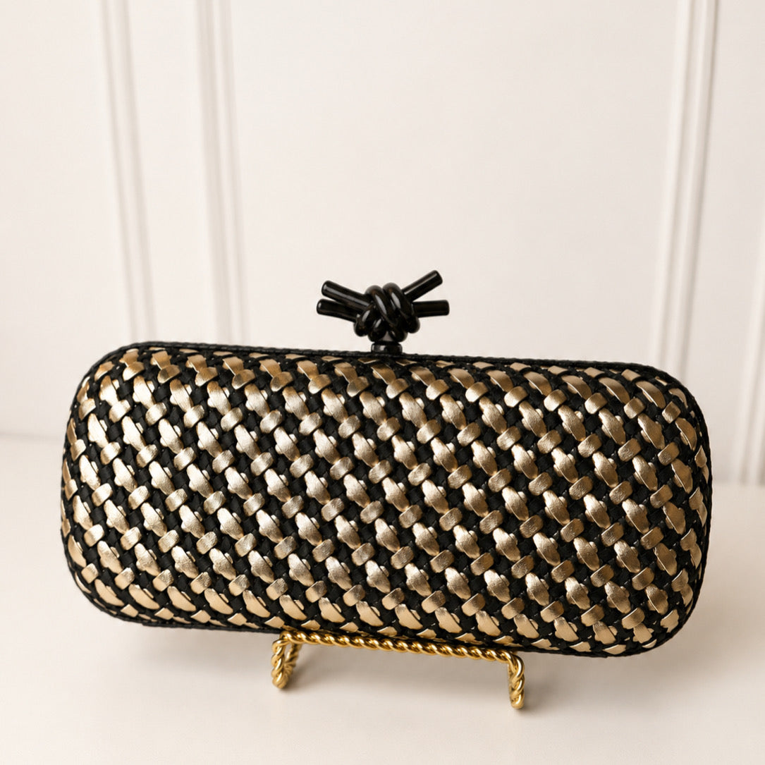 Bolsa Negra con Dorado y Nudo de Broche