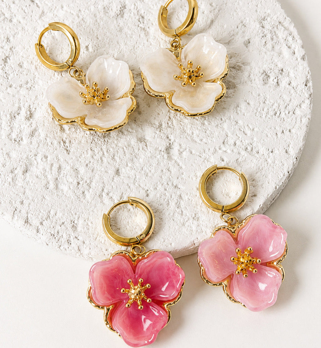 Aretes Acero Inoxidable Huggies flor 3 pétalos de acrílico