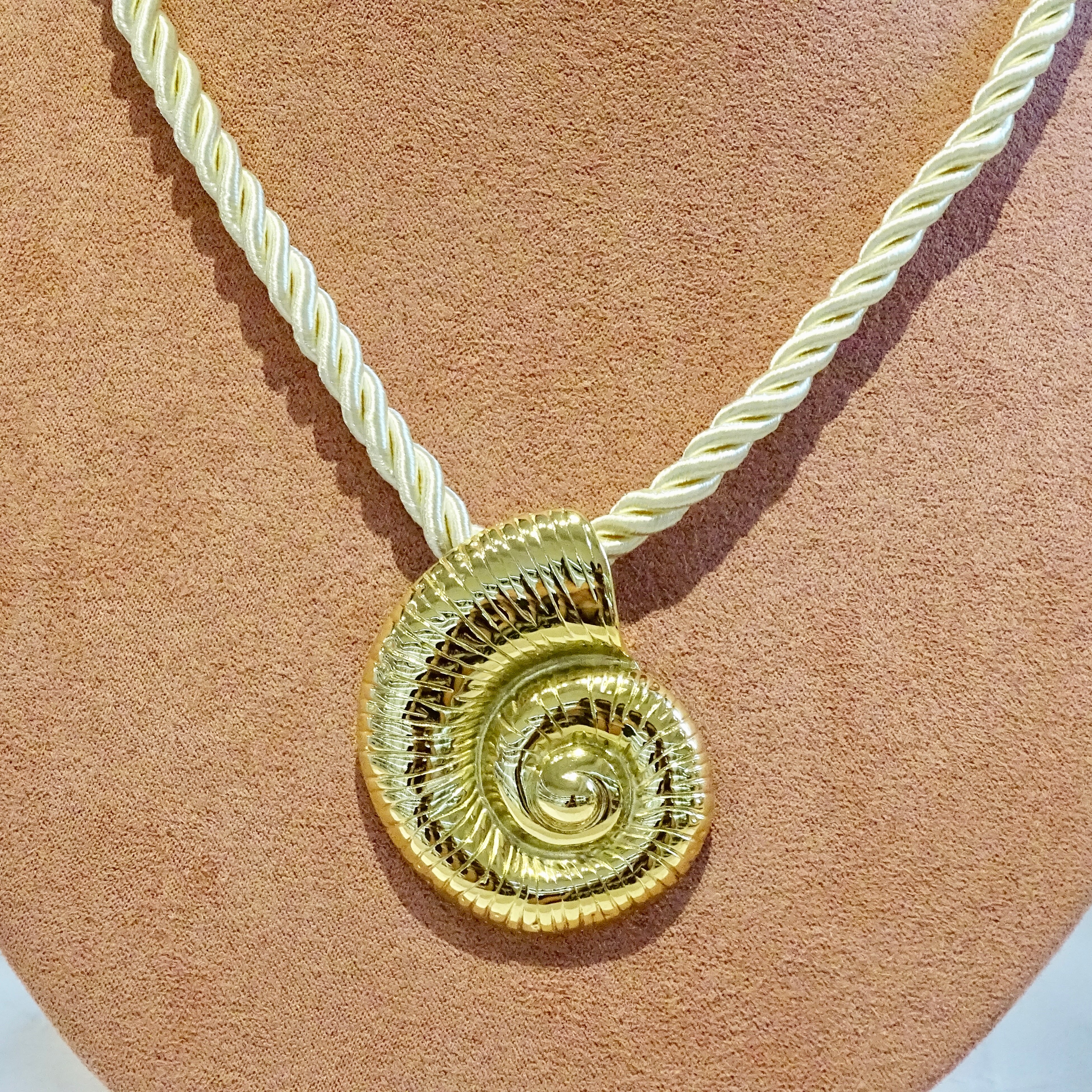 Collar Acero Inoxidable Listón Trenzado Concha