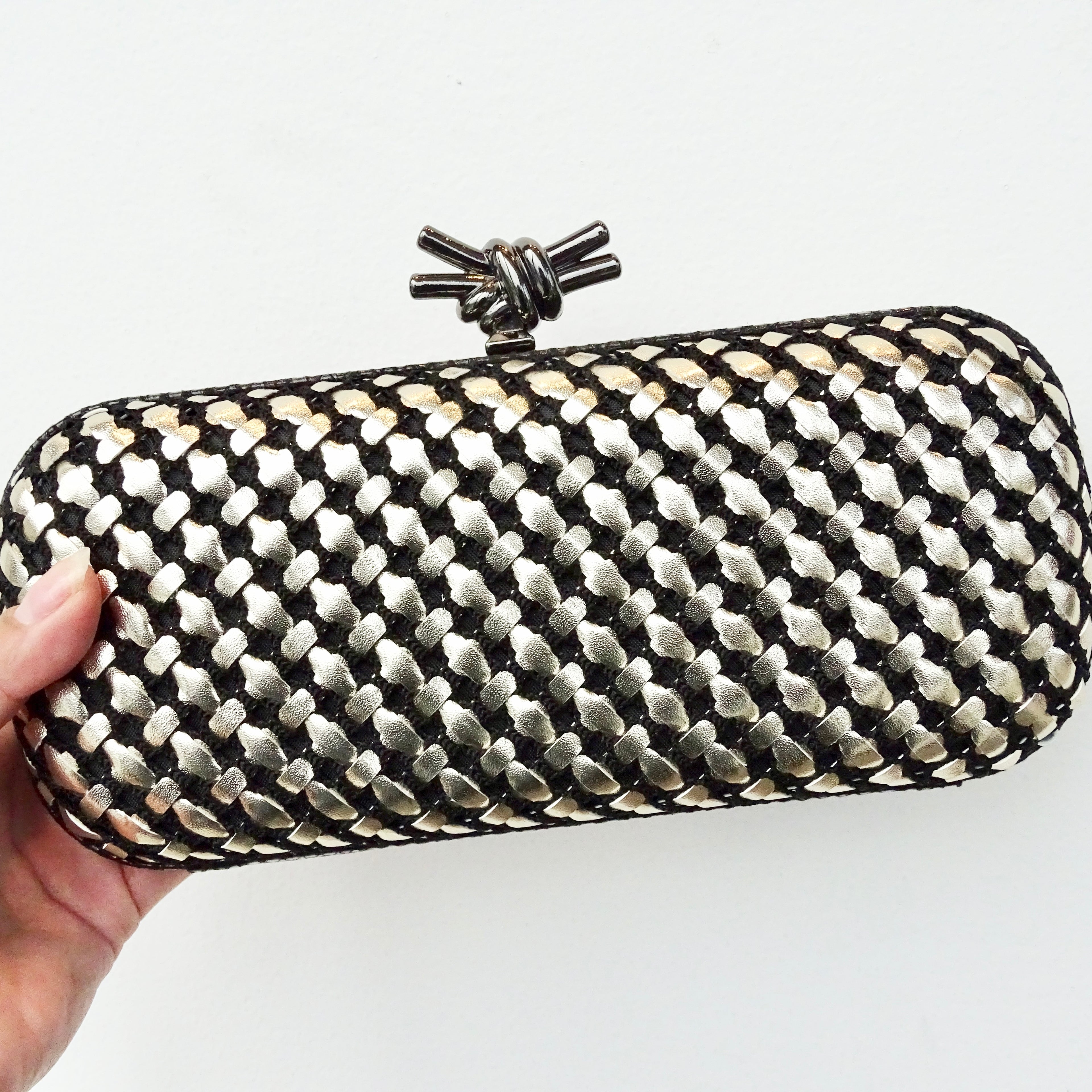 Bolsa Negra con Dorado y Nudo de Broche