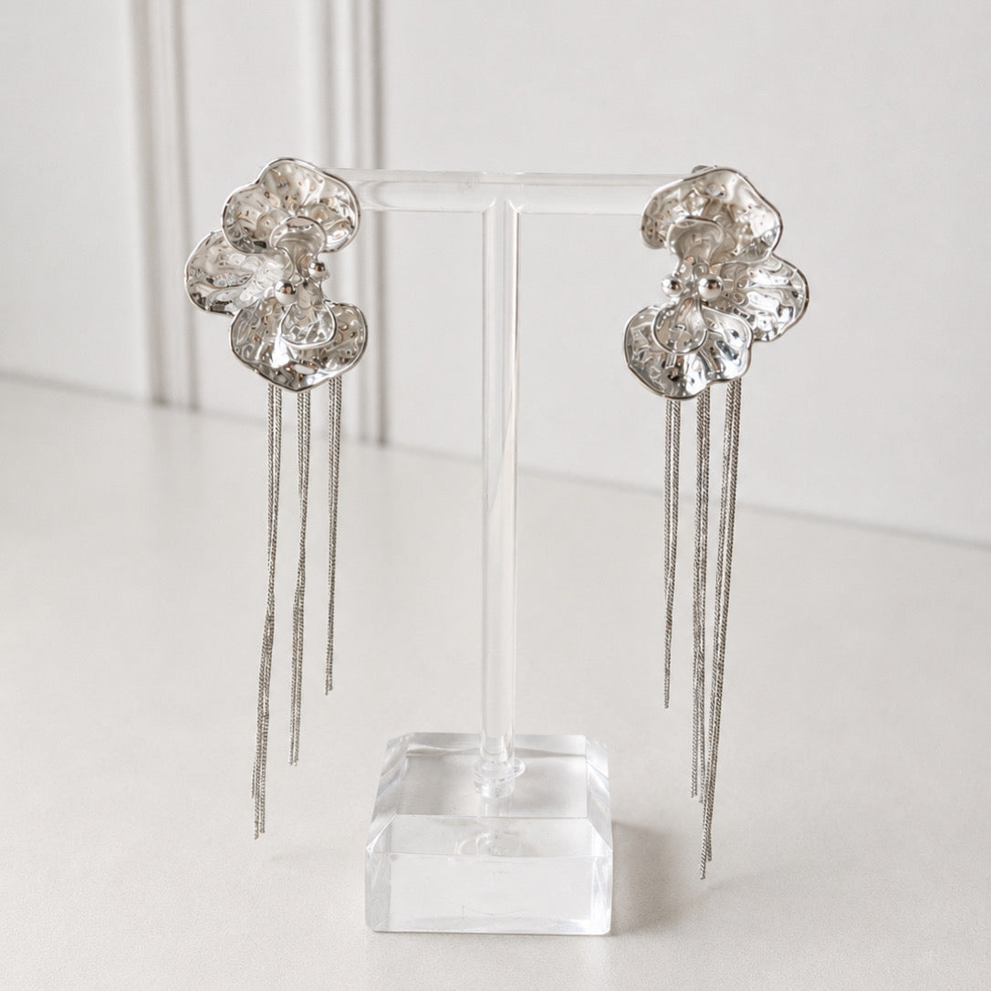 Aretes Acero Inoxidable Flores con textura y 3 cadenas lisas