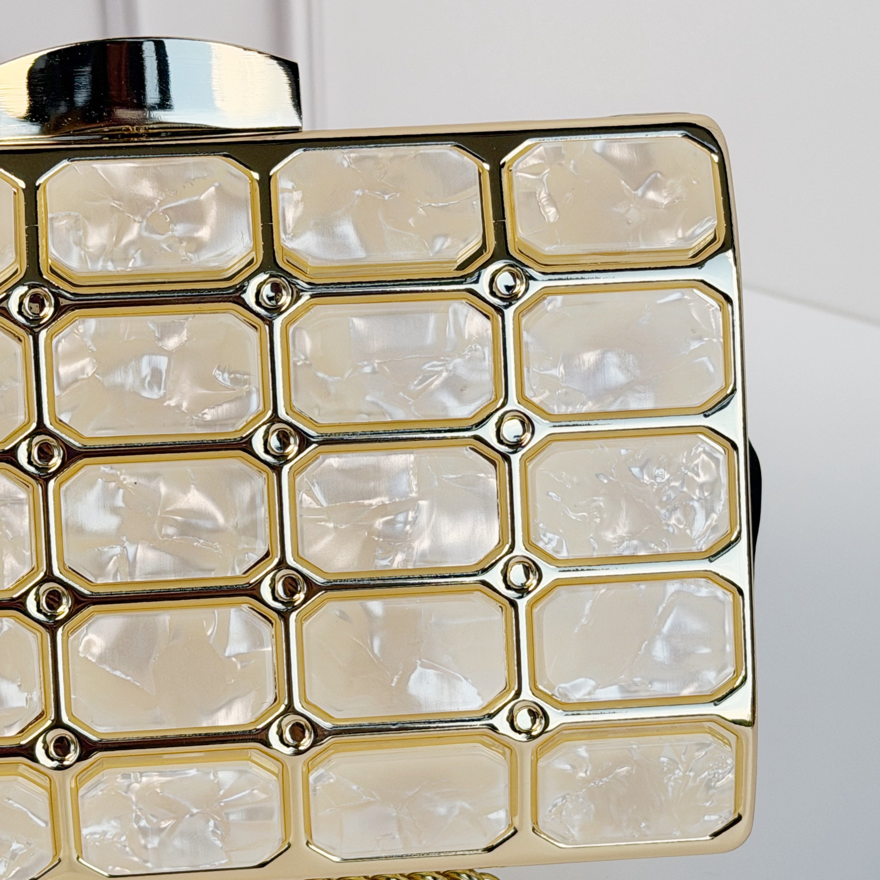 Bolsa Dorada Acrilico Con Cuadros Beige