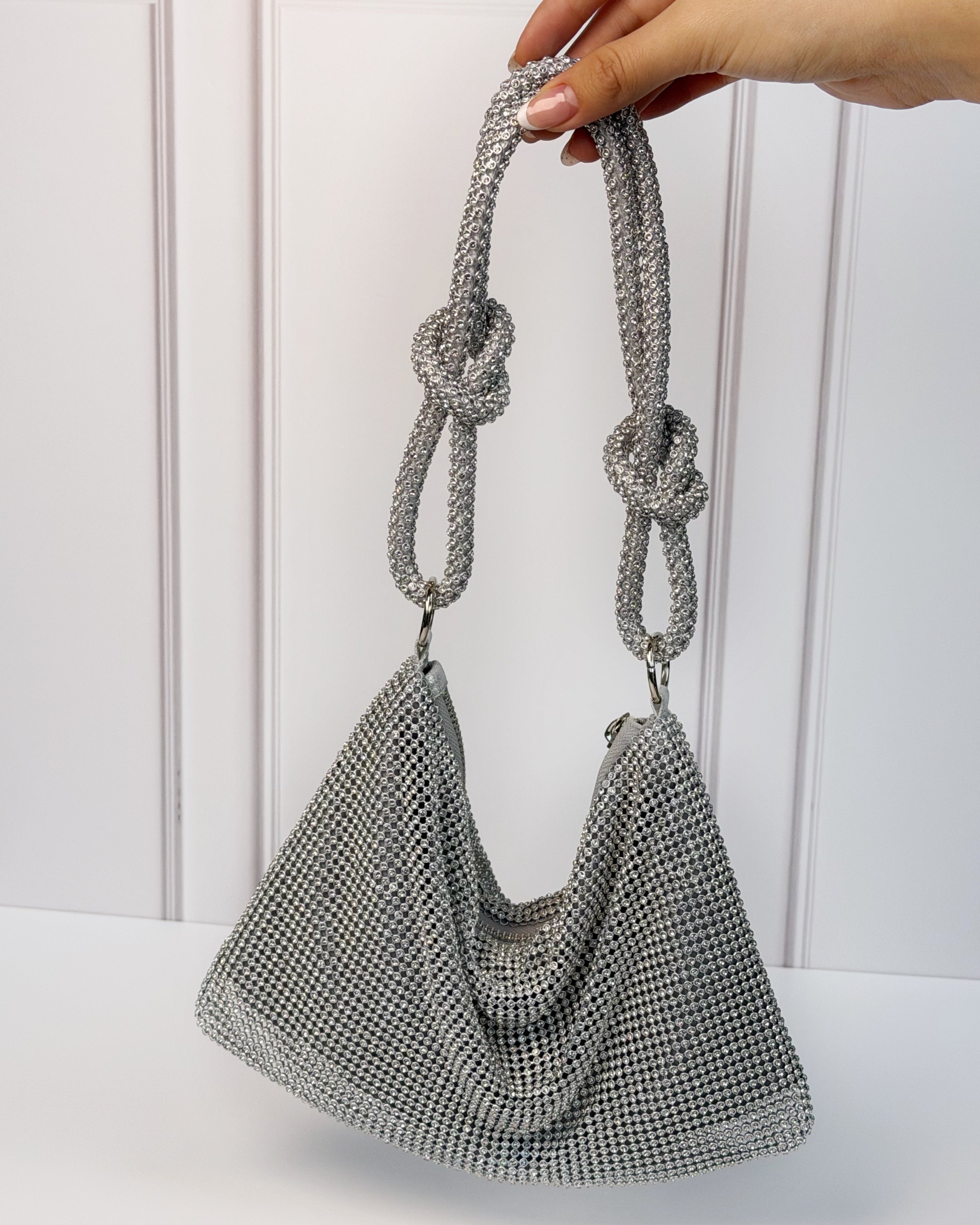 Bolsa Plateada Con Cristales Dos Nudos