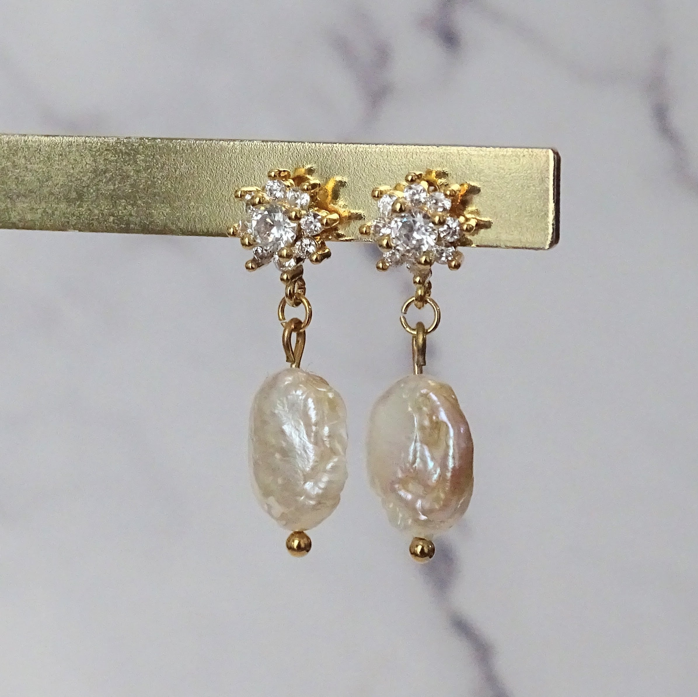 Aretes Chapa de Oro con Perla Barroca