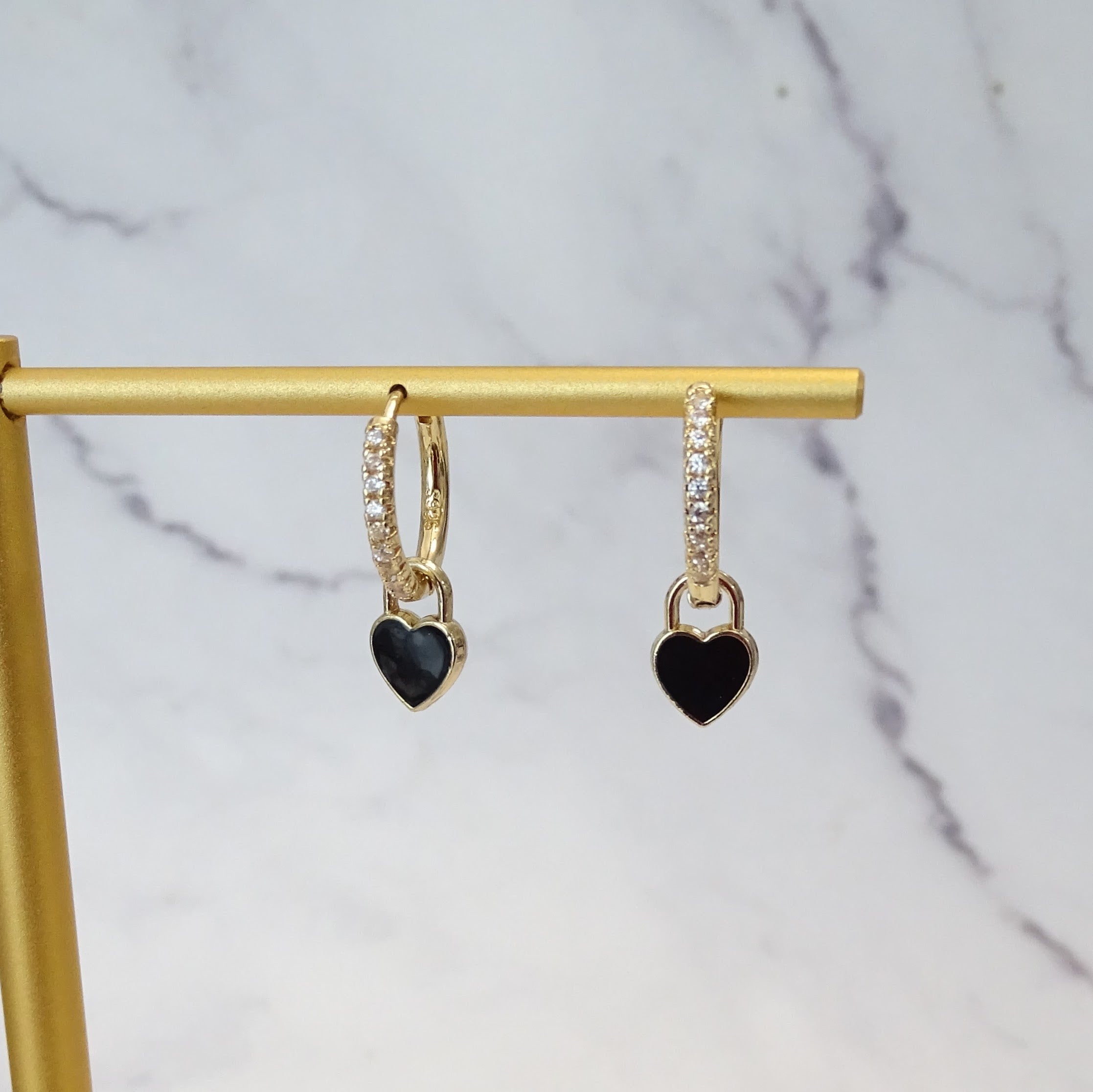 Huggies Plata 925 con Chapa de Oro Corazon Negro