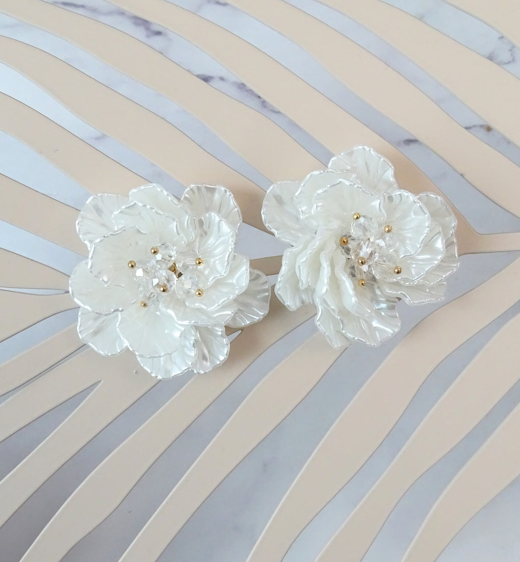 Aretes Oro Laminado Flor Blanca