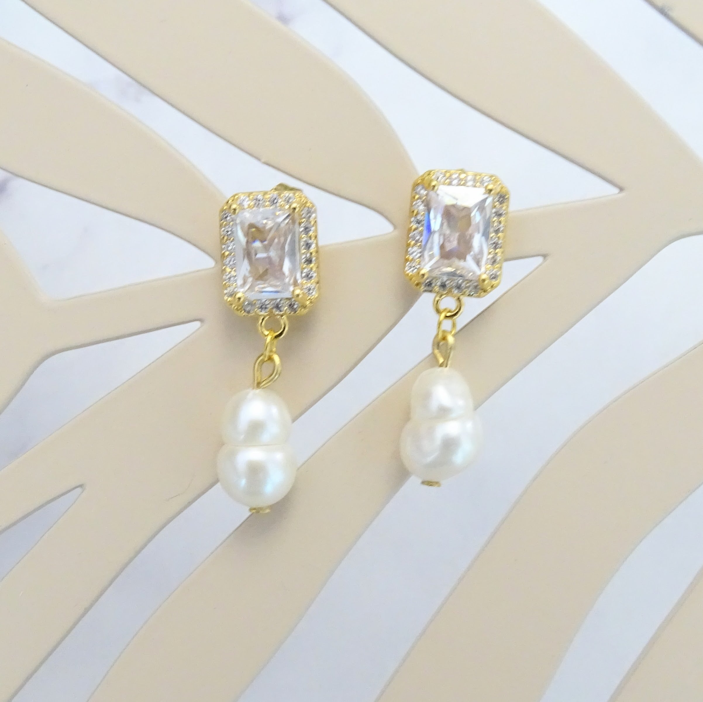 Aretes Chapa de Oro Perla y Stud Baguette