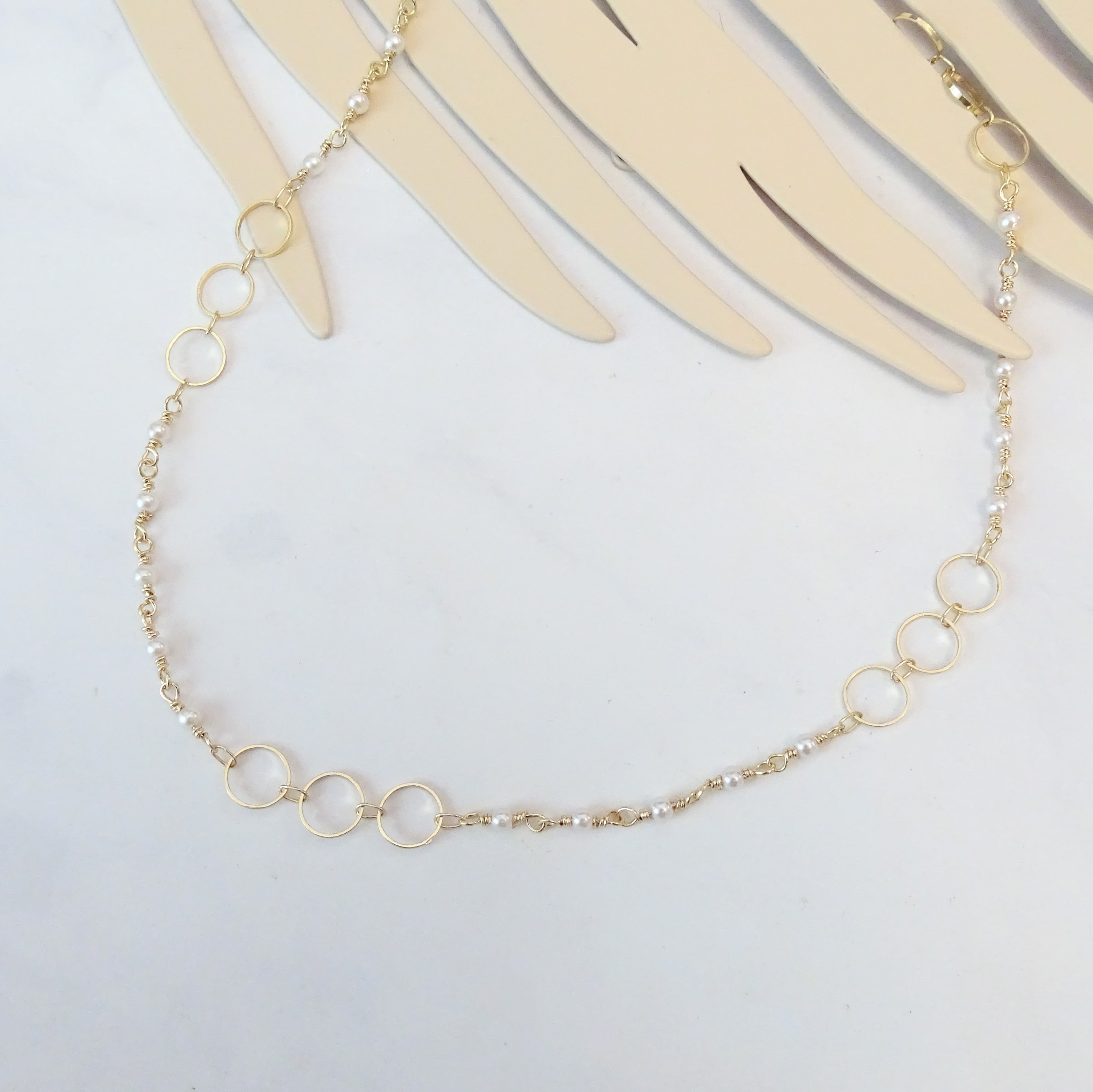 Collar Chapa de Oro Circulos con Perlas