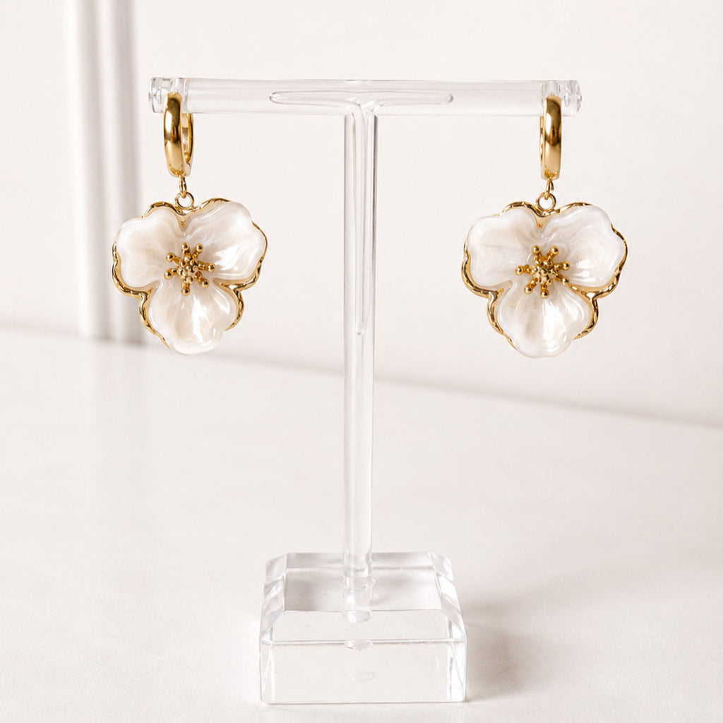 Aretes Acero Inoxidable Huggies flor 3 pétalos de acrílico