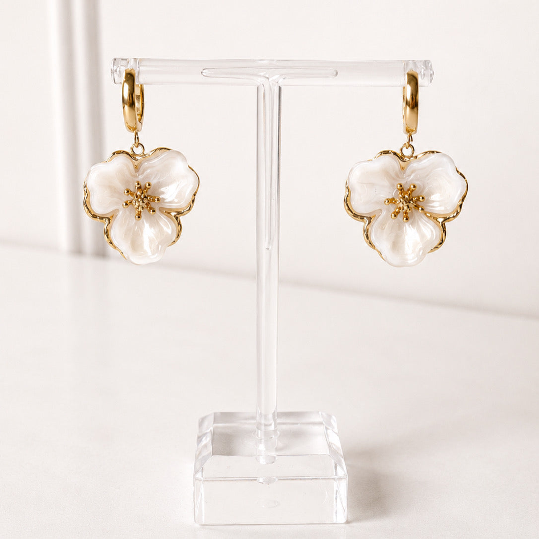 Aretes Acero Inoxidable Huggies flor 3 pétalos de acrílico