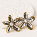 Aretes Acero Inoxidable Flor plata texturizada y perla en el centro