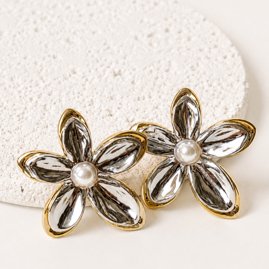 Aretes Acero Inoxidable Flor plata texturizada y perla en el centro