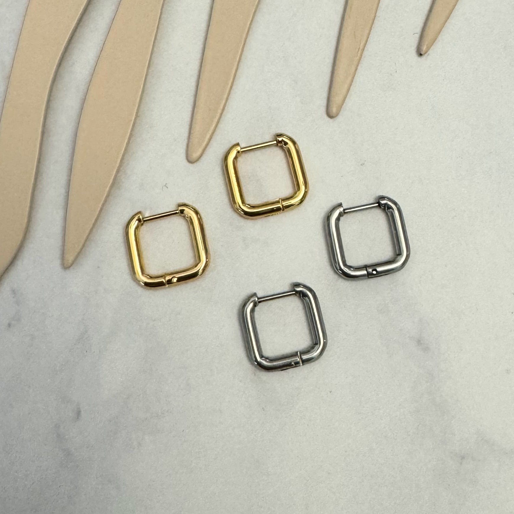 Huggie Acero Inoxidable Cuadrada