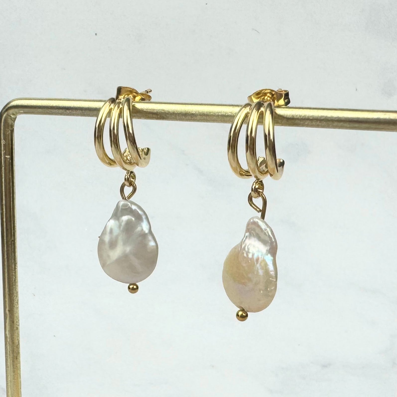 Aretes Chapa de Oro con Perla Barroca