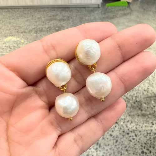 Aretes Oro Laminado con 2 Perlas