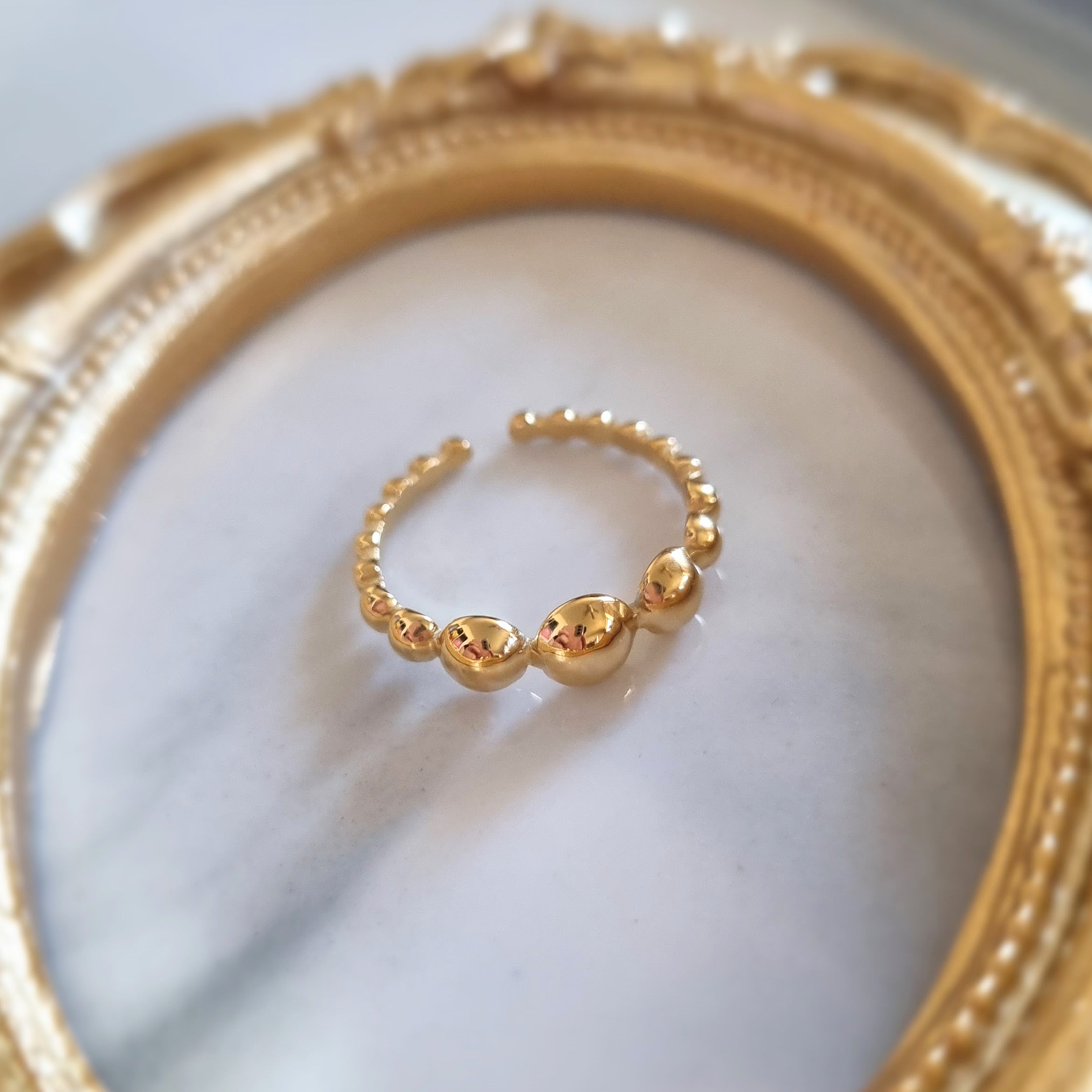 Anillo Dorado de Acero Bolitas