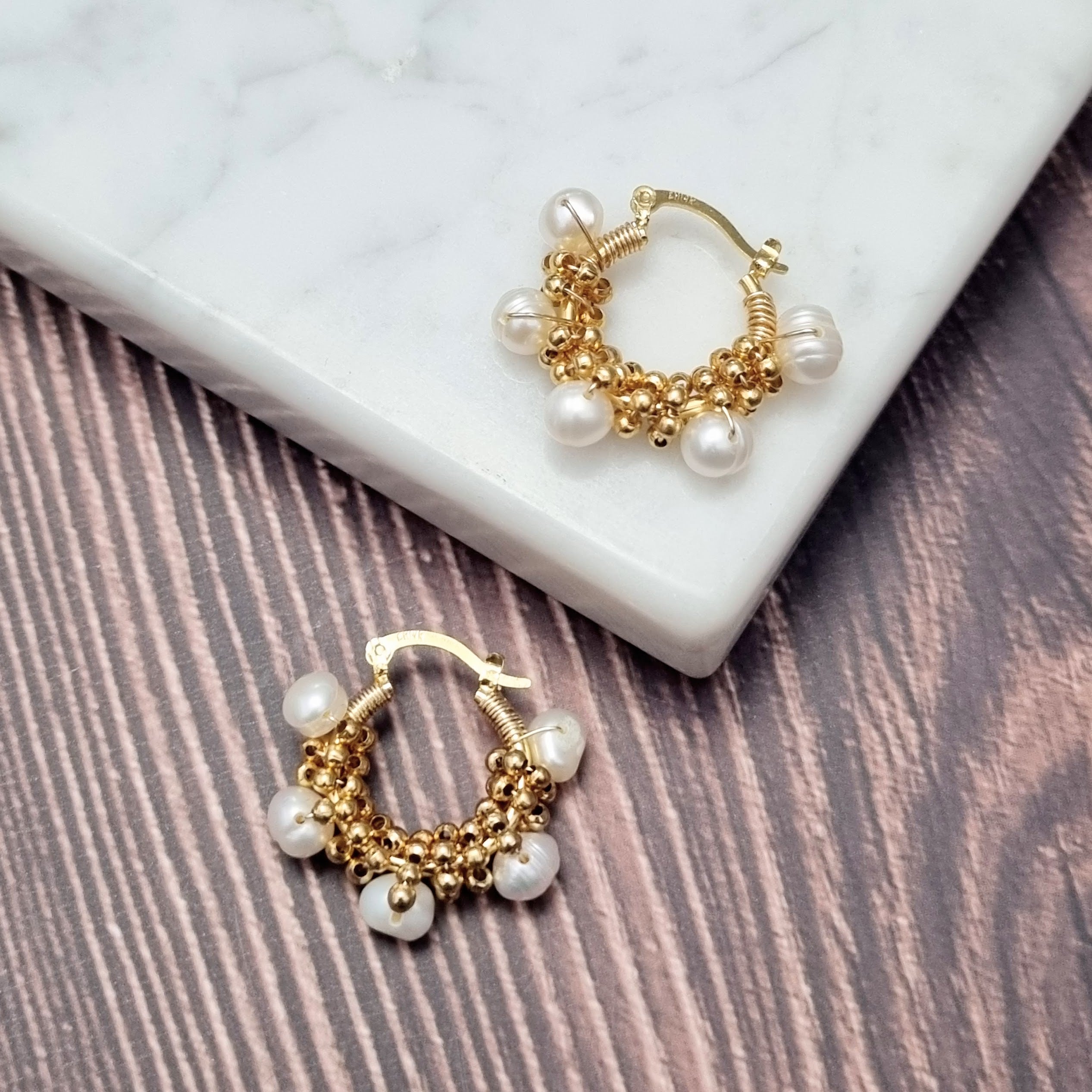 Aretes Chapa de Oro Nudo y Perlas