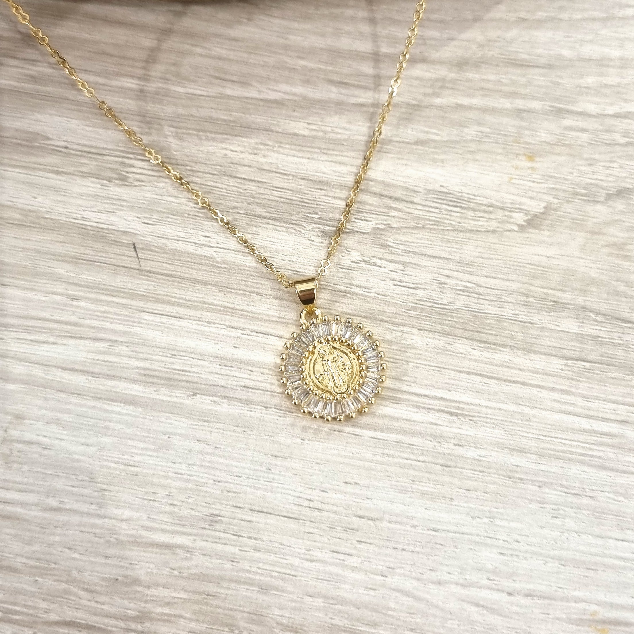 Collar Chapa de Oro San Benito Baguettes