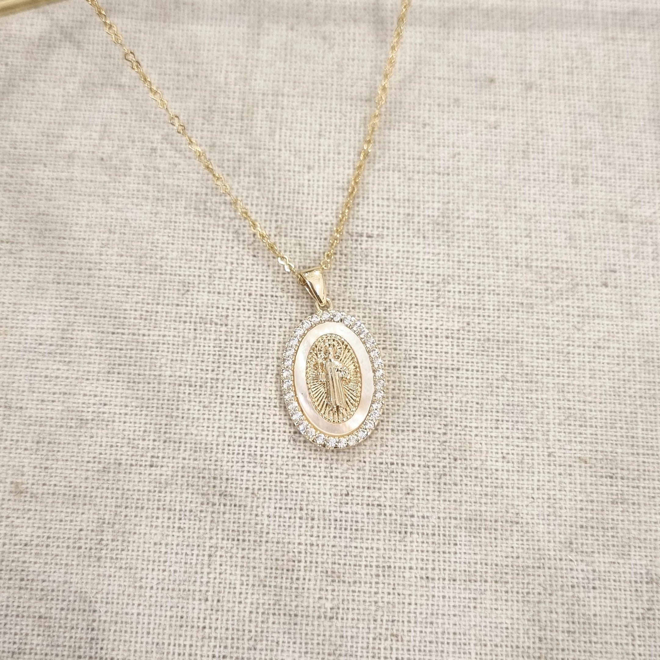 Collar Chapa de Oro Medalla San Benito con Zirconia