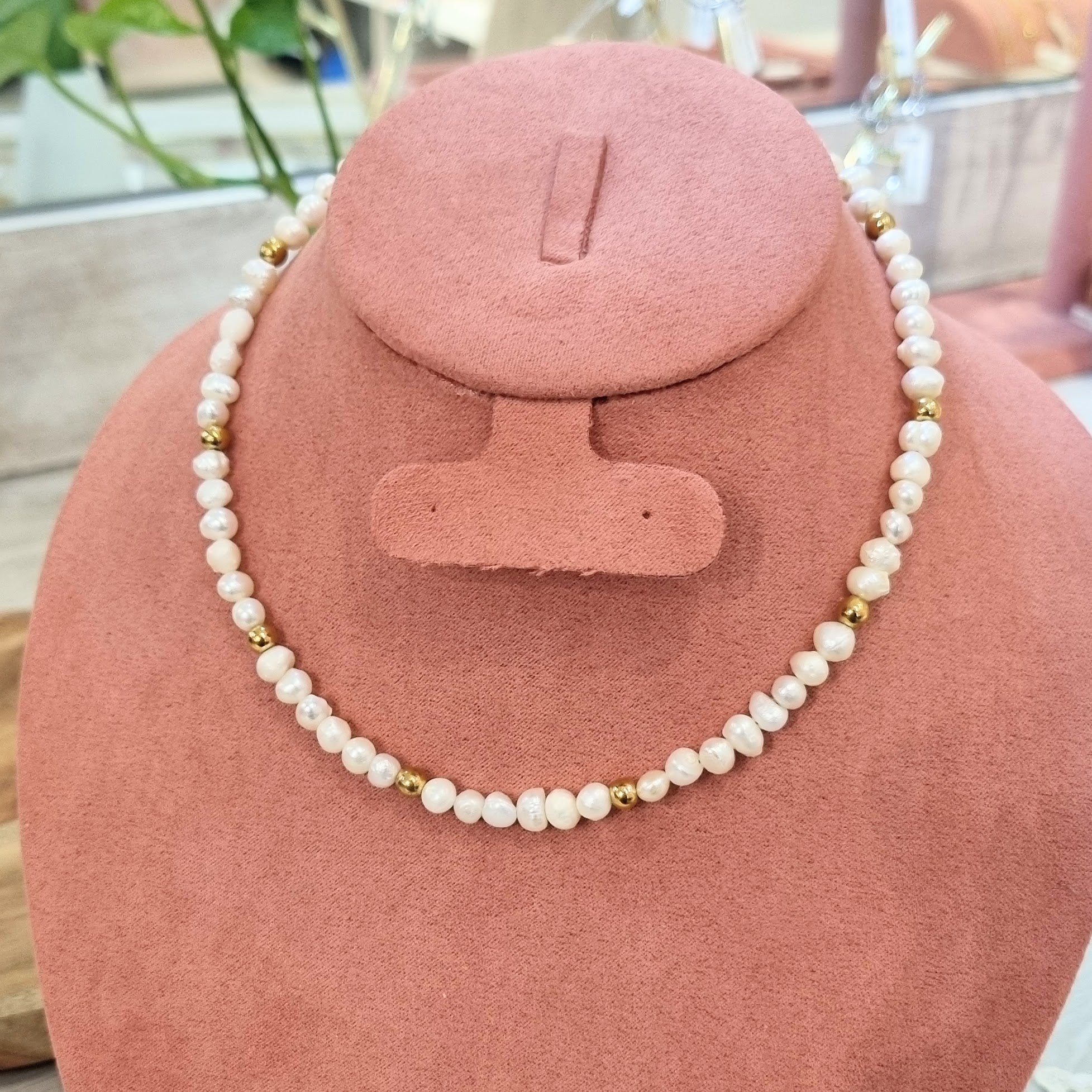 Collar Perlas con Bolita de Acero