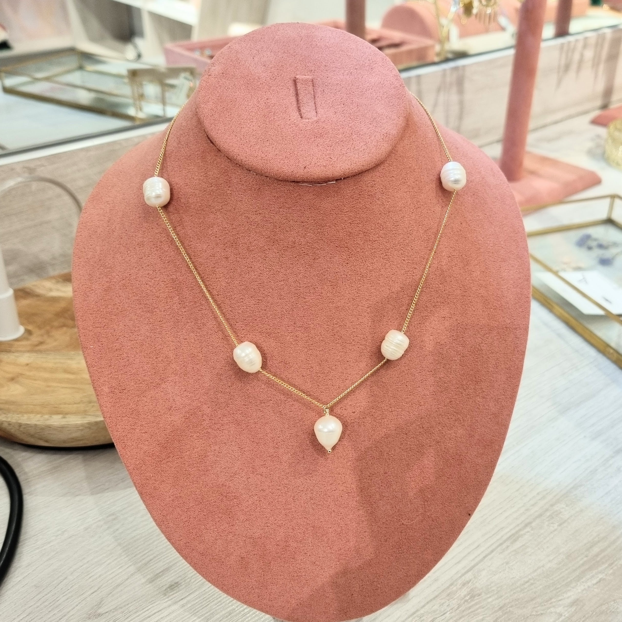 Collar Chapa de Oro 5 Perlas