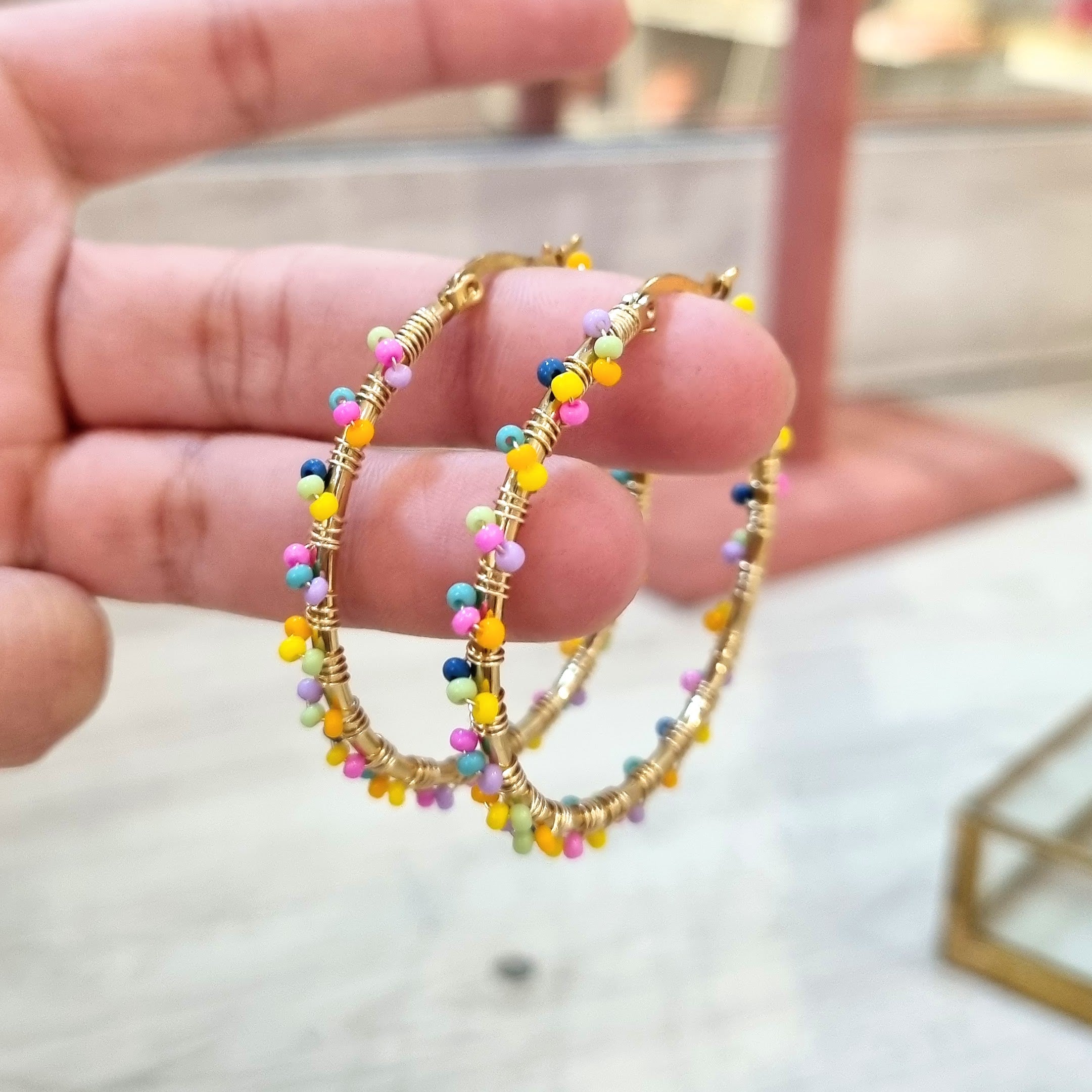 Arracadas Chapa de Oro con Chaquira de Colores