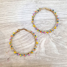 Cargar imagen en el visor de la galería, Arracadas Chapa de Oro con Chaquira de Colores
