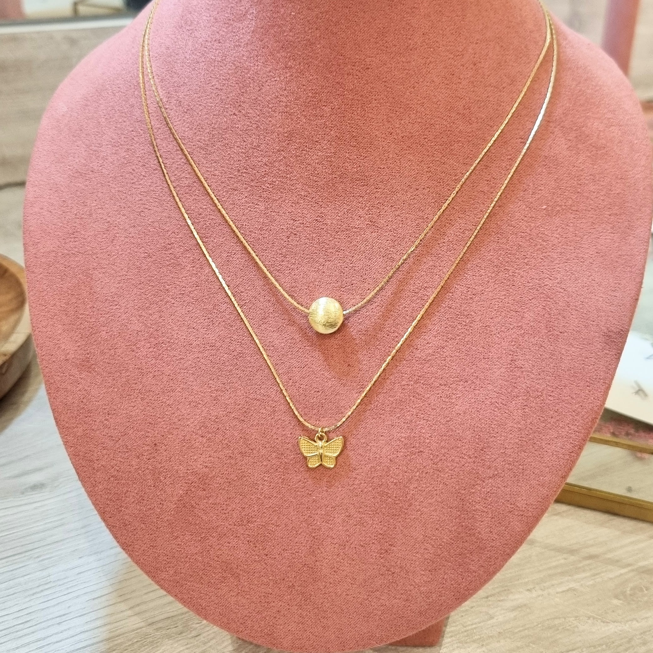 Collar Chapa de Oro Mariposa y Circulo