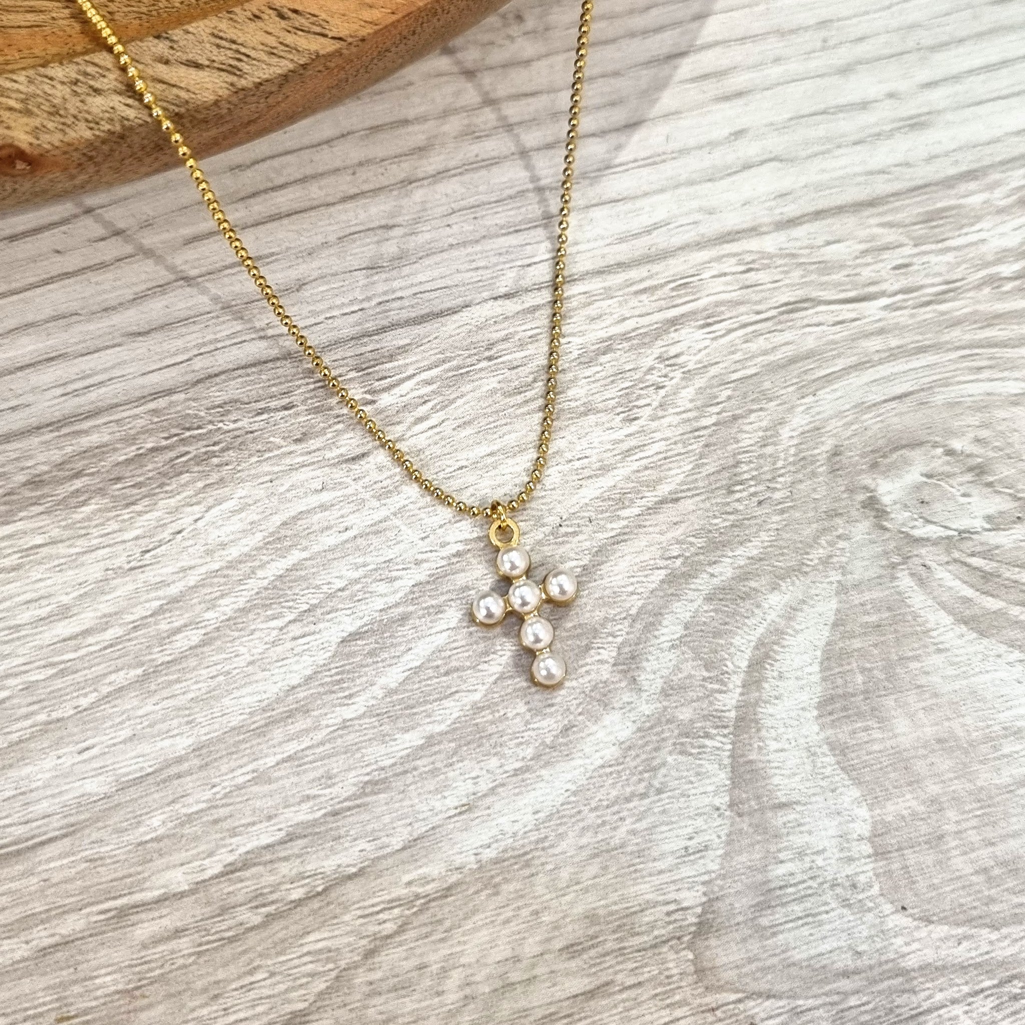 Collar Chapa de Oro Cruz de Perlas