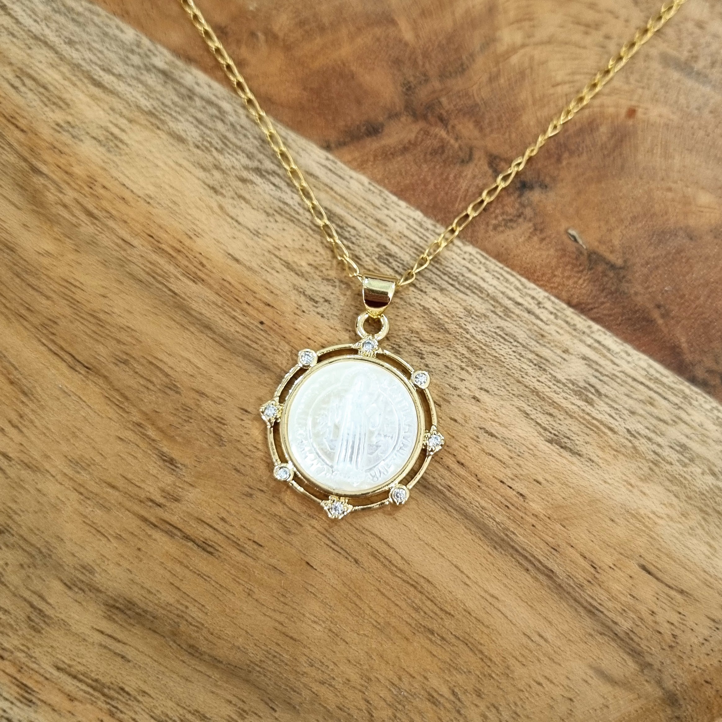 Collar Chapa de Oro San Benito Puntitos