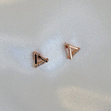 Cargar imagen en el visor de la galería, Aretes Oro Rosa Triangulo de Plata .925