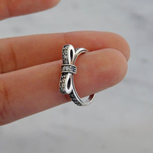 Cargar imagen en el visor de la galería, Anillo Plateado Moño Plata .925