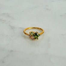 Cargar imagen en el visor de la galería, Anillo Dorado con Verde Chapa de Oro