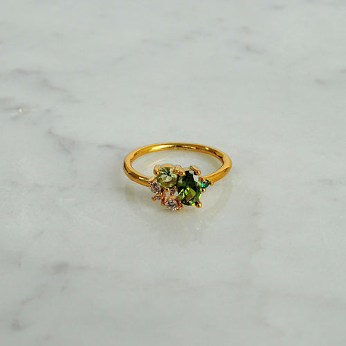 Anillo Dorado con Verde Chapa de Oro