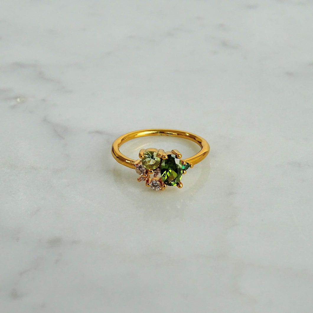Anillo Dorado con Verde Chapa de Oro