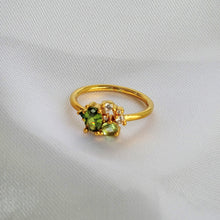 Cargar imagen en el visor de la galería, Anillo Dorado con Verde Chapa de Oro