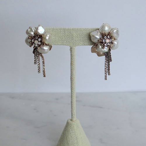 Aretes Dorados de Plata Flor y Perlas