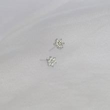 Cargar imagen en el visor de la galería, Aretes Plateados Flor Mini