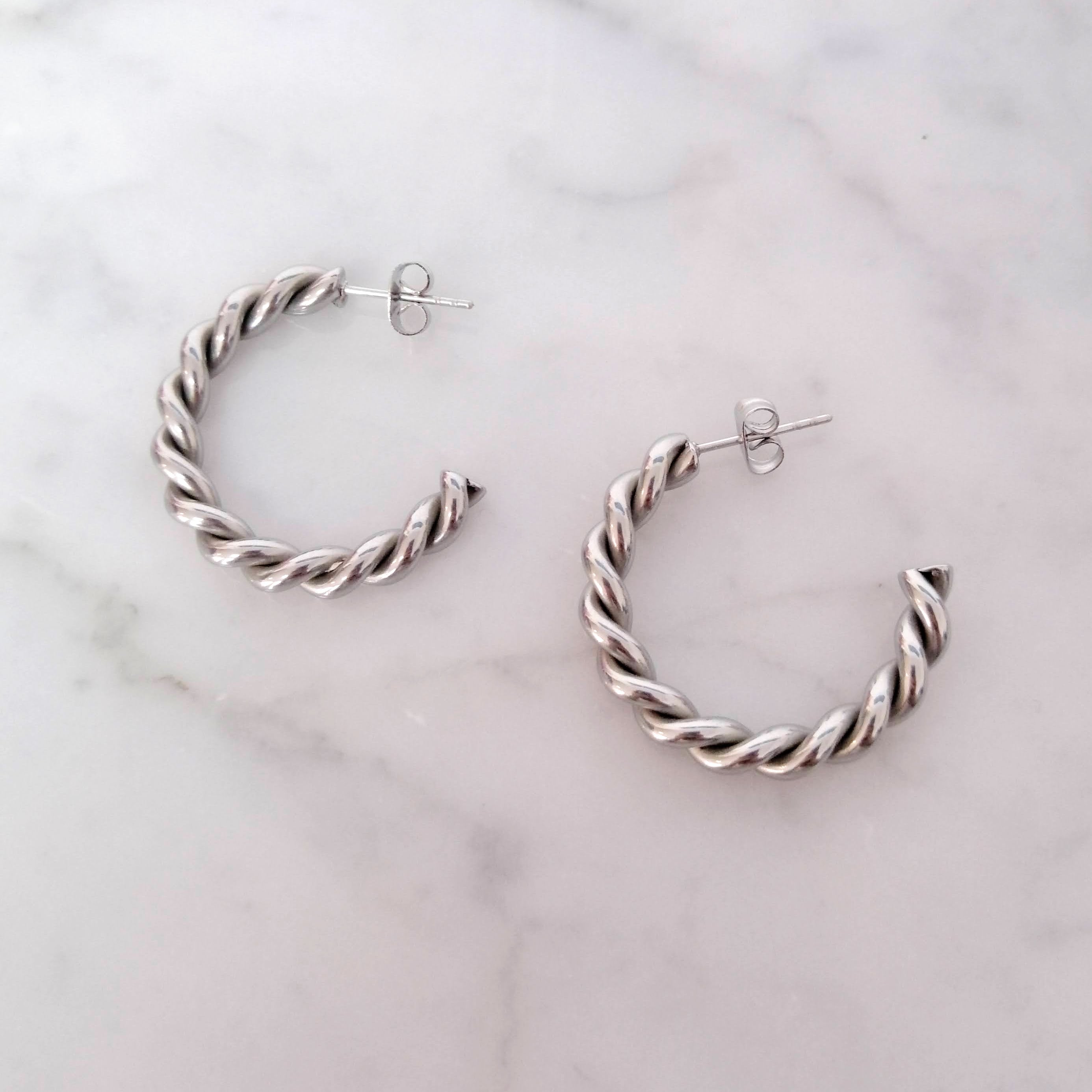 Arracadas Plateadas de Acero inoxidable Torcidas