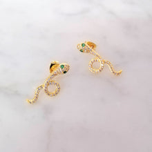 Cargar imagen en el visor de la galería, Aretes Chapa de Oro 14K Serpiente Ojos Verdes