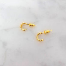 Cargar imagen en el visor de la galería, Aretes Chapa de Oro 18K Eslabón Mini