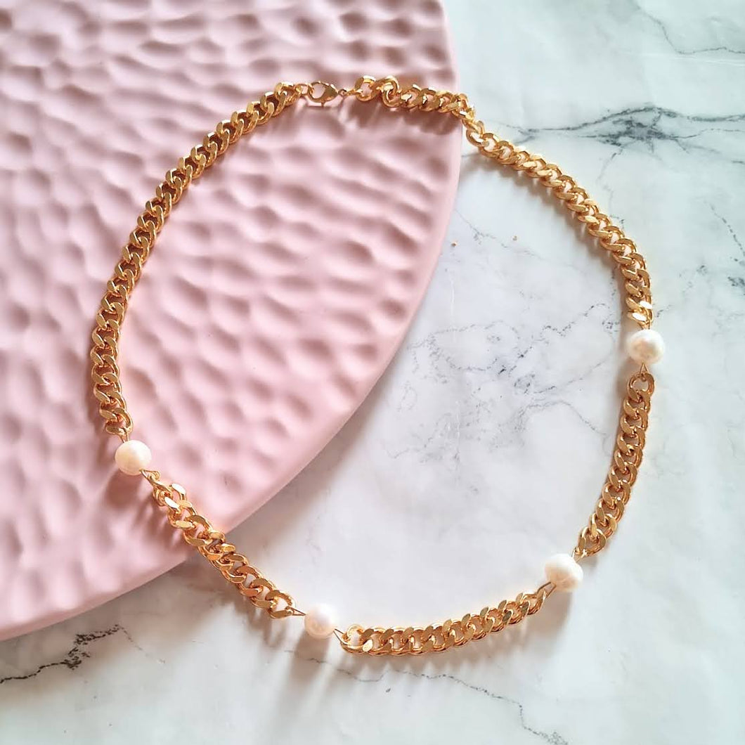 Collar Dorado Chapa de Oro y 4 Perlas