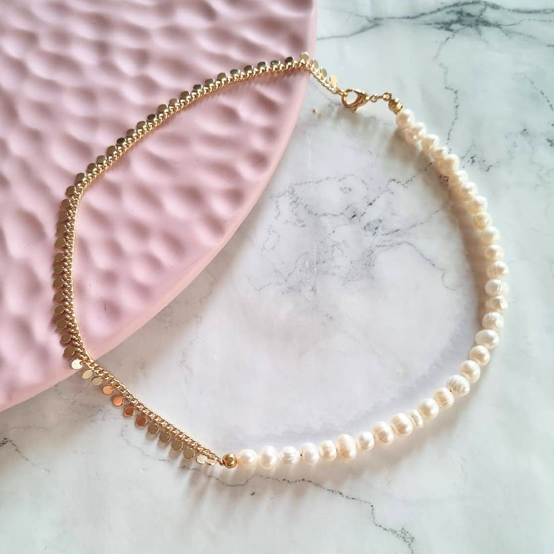 Collar Chapa de Oro con Perlas