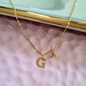 Collar Chapa de Oro Inicial con Corazón Rosa