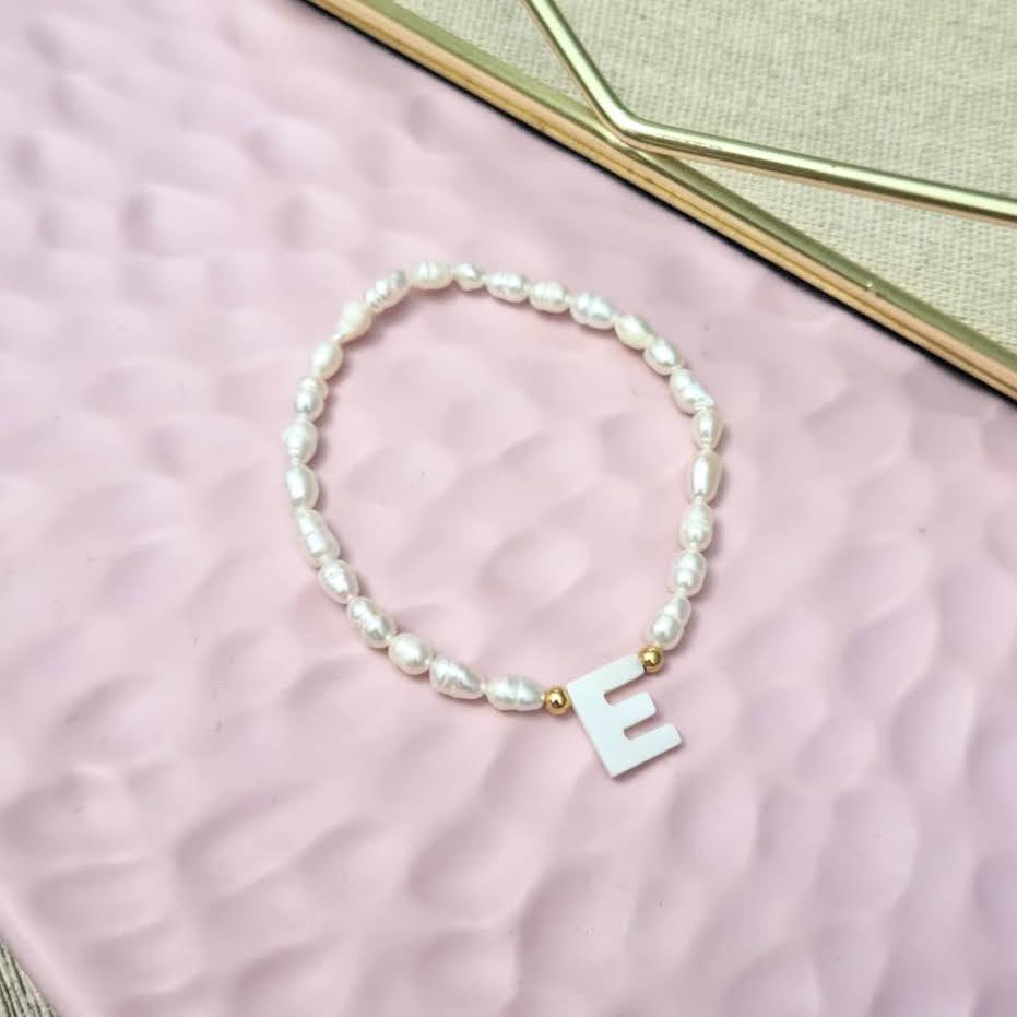 Pulsera Chapa de Oro con Inicial Madre Perla