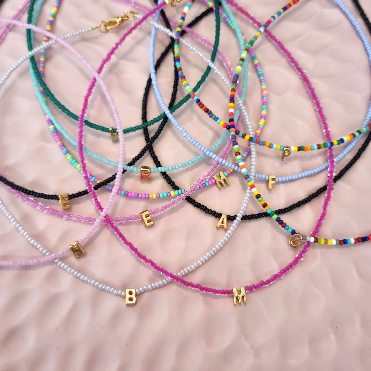 Collar Chapa con Chaquira Inicial Madre Perla