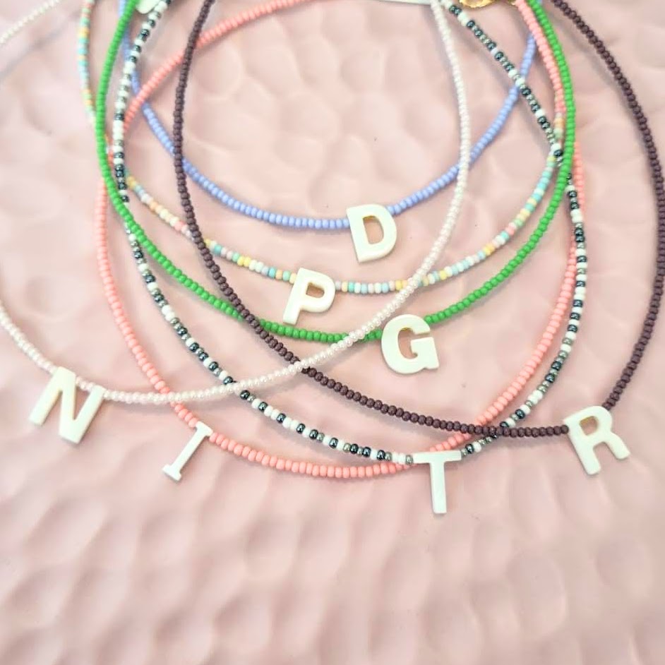 Collar Chapa con Chaquira Inicial Madre Perla